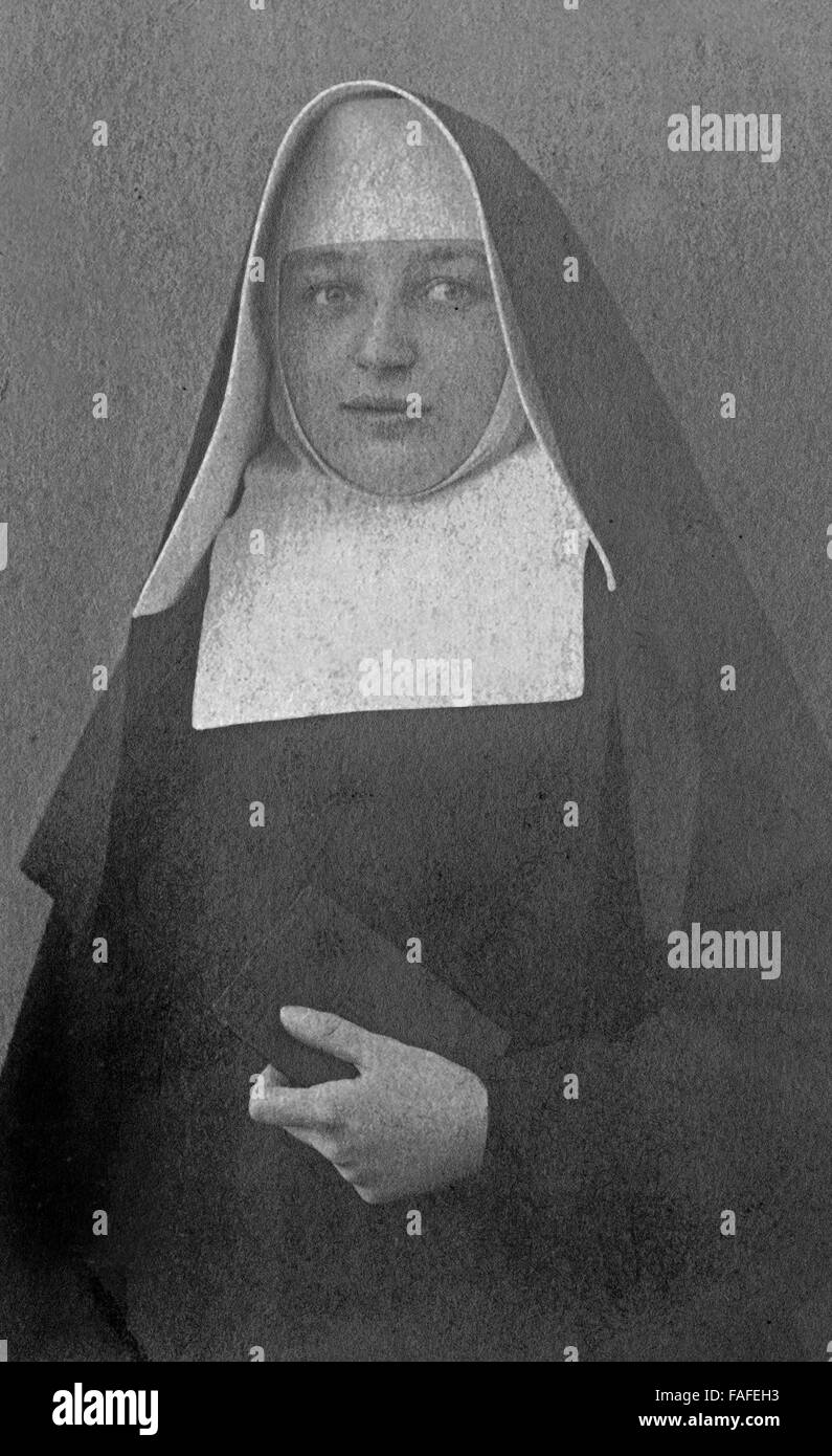 Eine Nonne Beim Fotografen, Deutschland 1910er Jahre. Eine Nonne beim Fotografen, Deutschland 1910er Jahre. Stockfoto