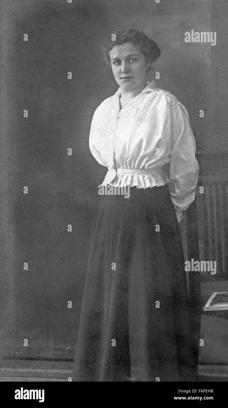 Porträt Einer Frau Beim Fotografen, Deutschland 1900er Jahre. Porträt einer Frau beim Fotografen, Deutschland 1900 s. Stockfoto