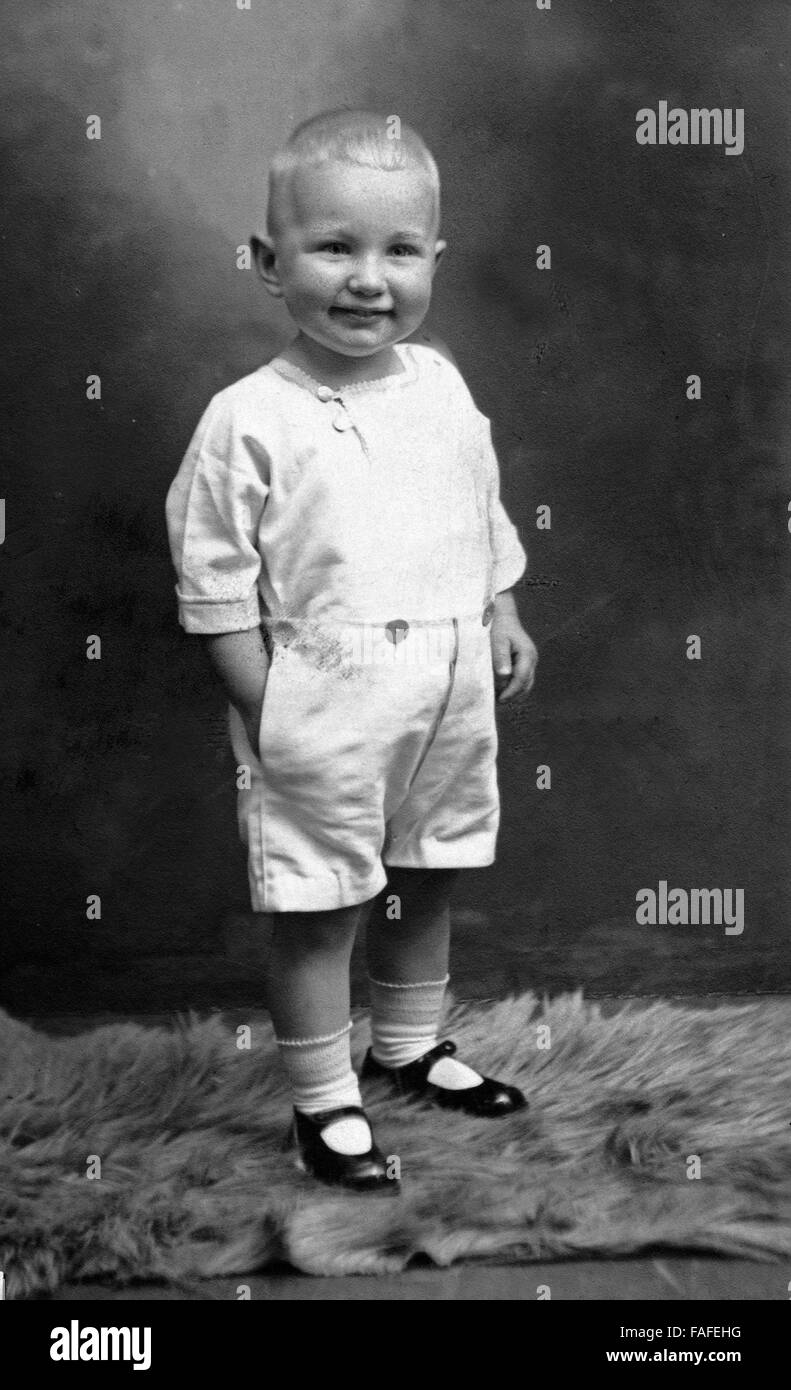 Lässiger Kleiner Junge Beim Fotografen, Deutschland 1910er Jahre. Coole kleine Junge beim Fotografen, Deutschland 1910er Jahre. Stockfoto