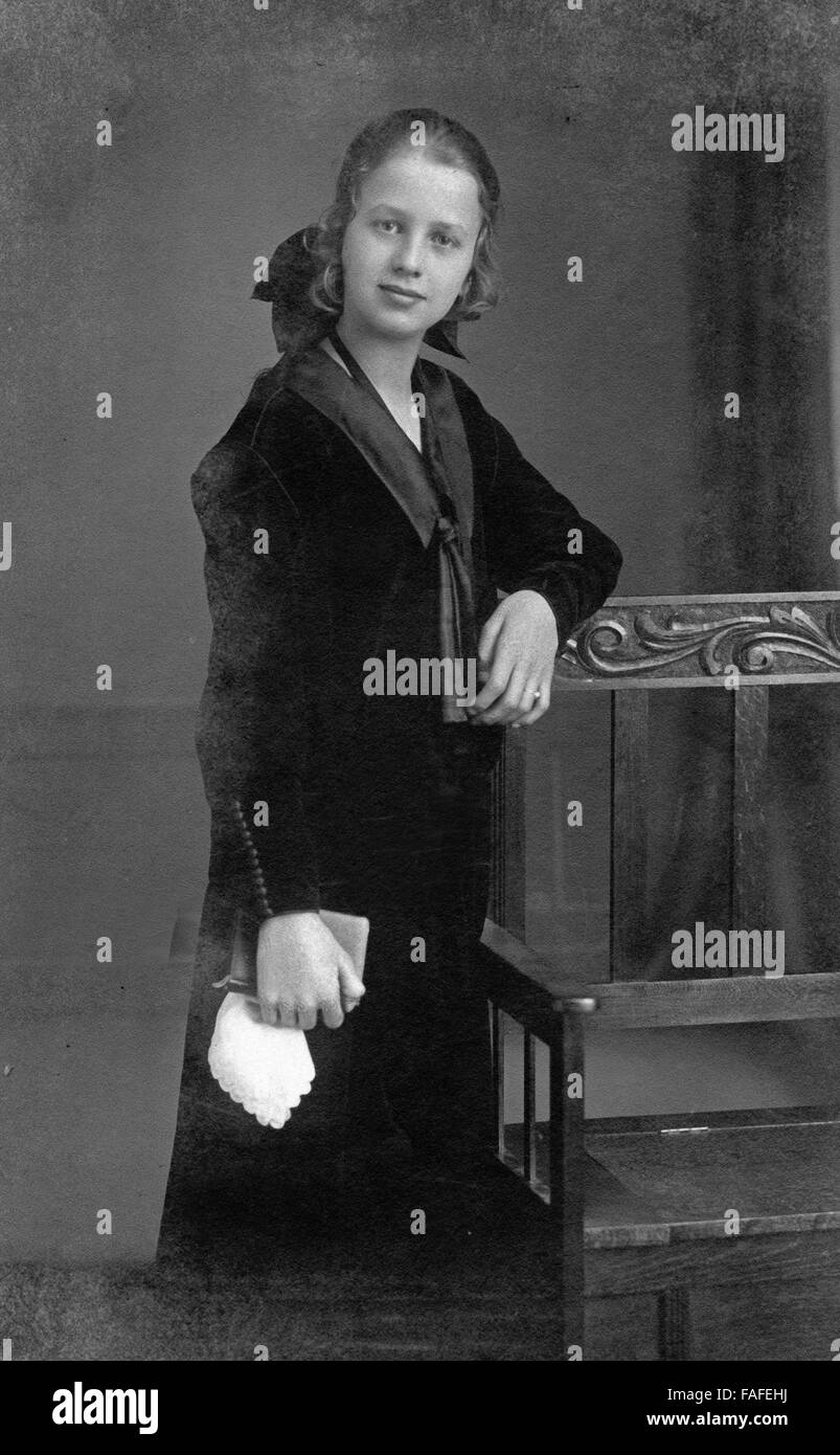 Junges Mädchen Bei Ihrer Störungsbehebung, Deutschland 1910er Jahre. Junges Mädchen auf ihrer Konfirmation, Deutschland 1910er Jahre. Stockfoto