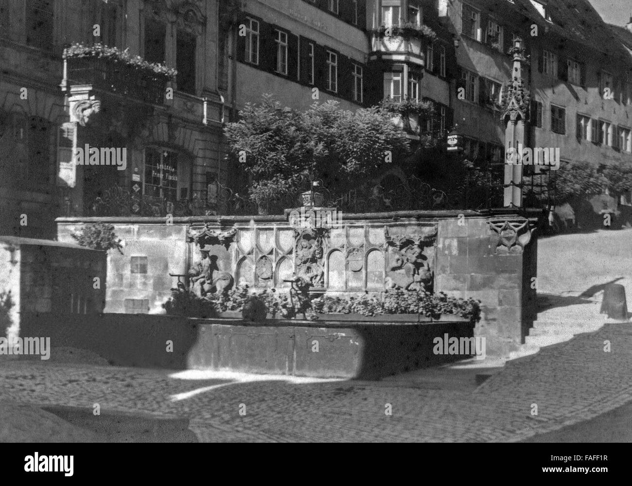 Ferienfahrt Durch Fränkische Städte in Den 1920er Jahren, Hier: Georgsbrunnen Und Pranger in Schwäbisch Hall Stockfoto
