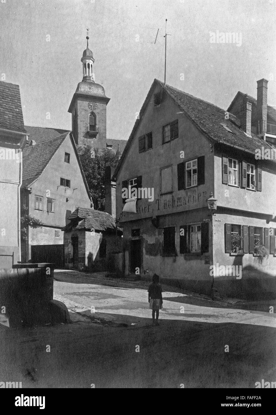 Ferienfahrt Durch Fränkische Städte in Den 1920er Jahren, Hier: Bei der Kirche in Lauffen Stockfoto