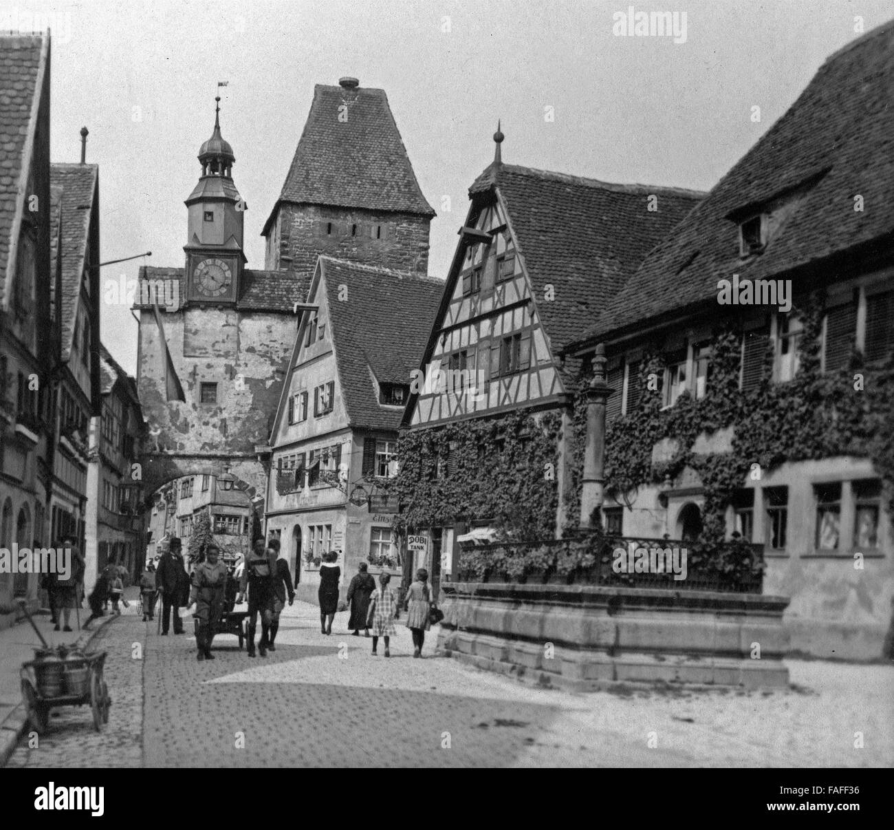 Ferienfahrt Durch Fränkische Städte in Den 1920er Jahren, Hier: Röderbigen Und Markusturm in Rothenburg Ob der Tauber Stockfoto