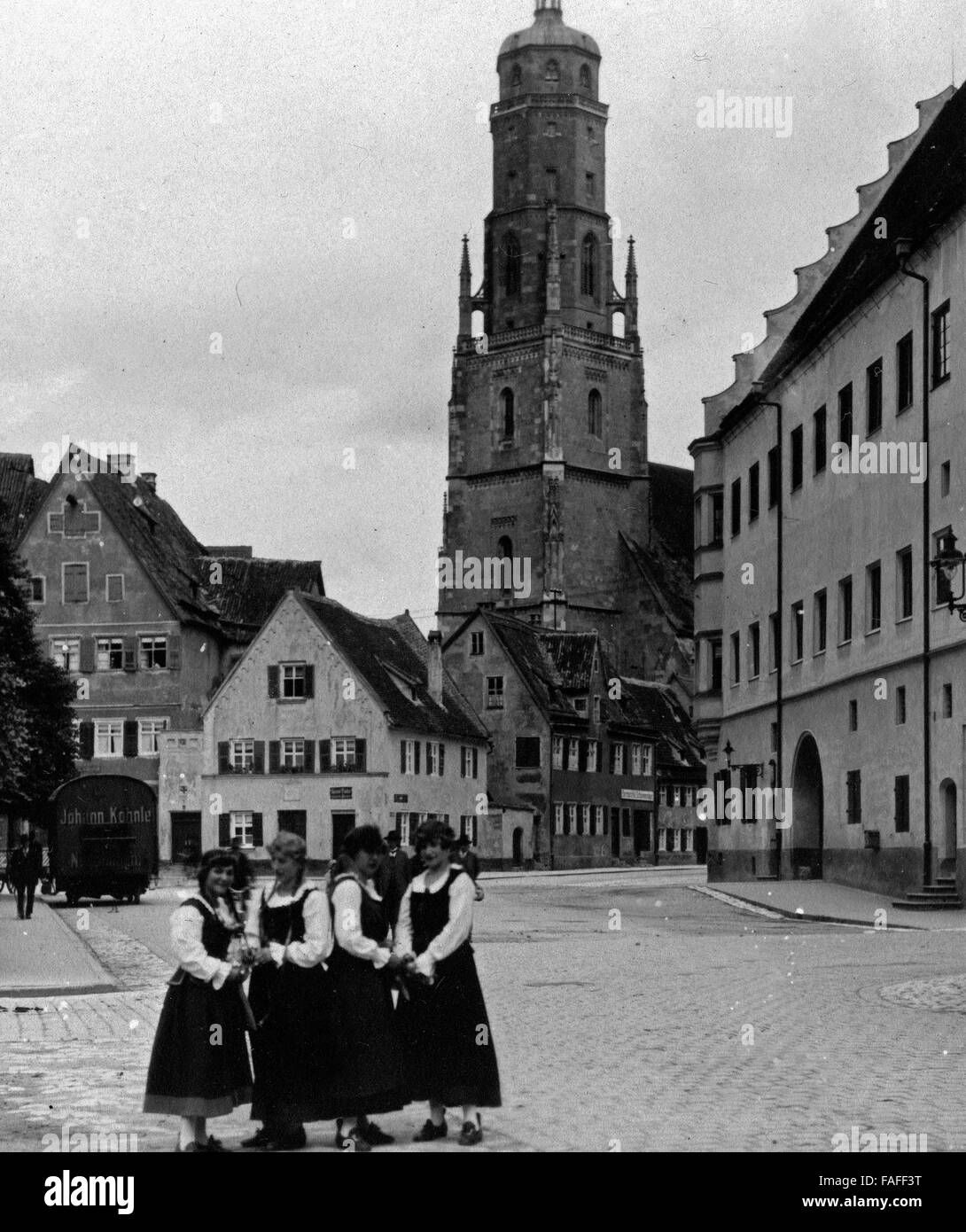 Ferienfahrt Durch Fränkische Städte in Den 1920er Jahren, Hier: Kirche in Nördlingen Stockfoto