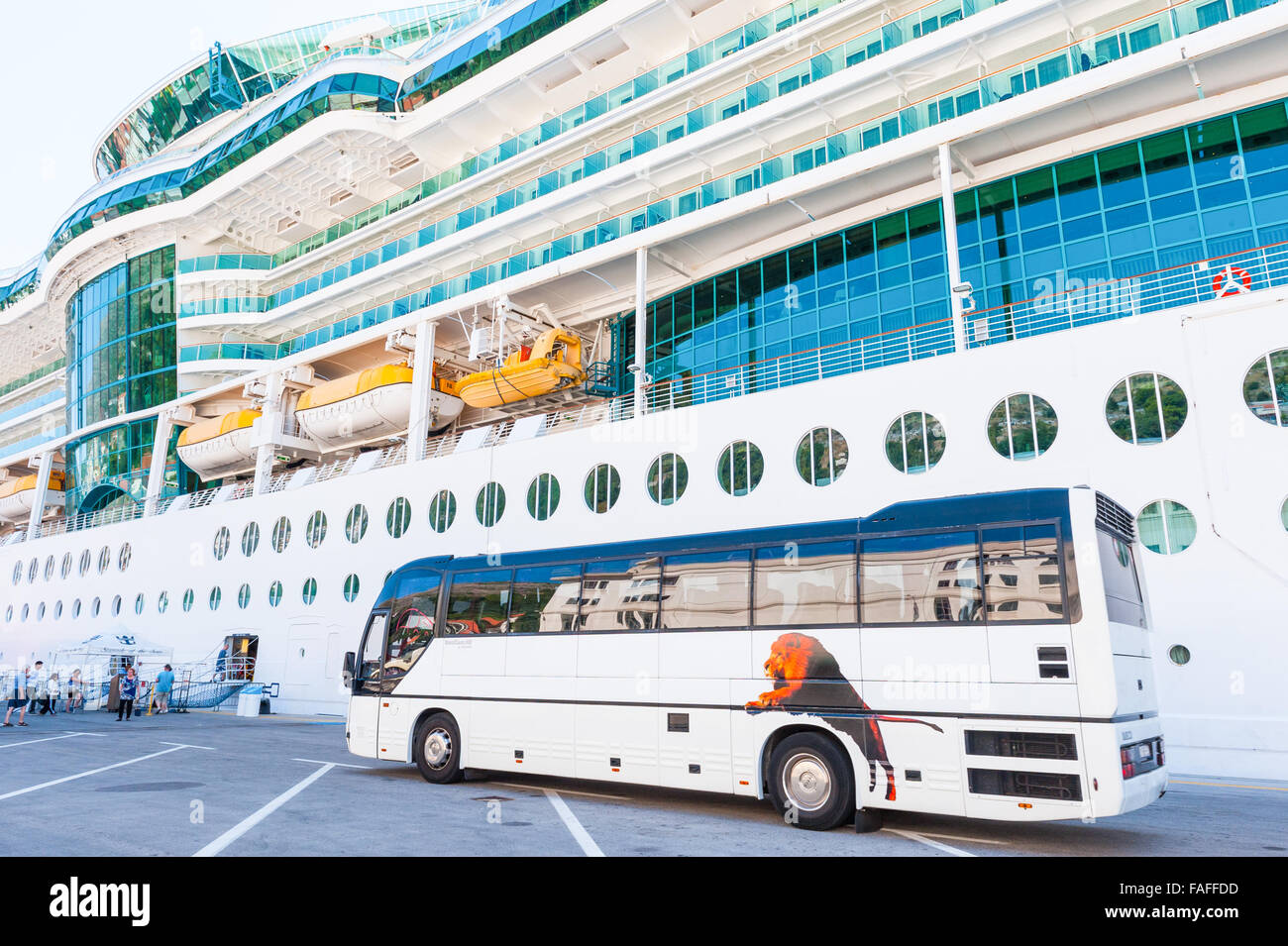 Die schöne Kreuzfahrtschiff erenade der Meere" am Hafen in Dubrovnik, Kroatien, Europa. Stockfoto