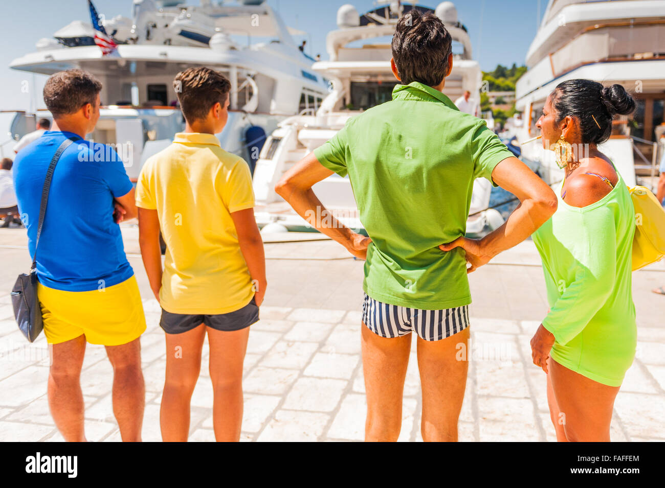 Touristen beobachten Sie die Yachten und die Aussicht auf den Hafen von Hvar, Kroatien genießen, Europa Stockfoto