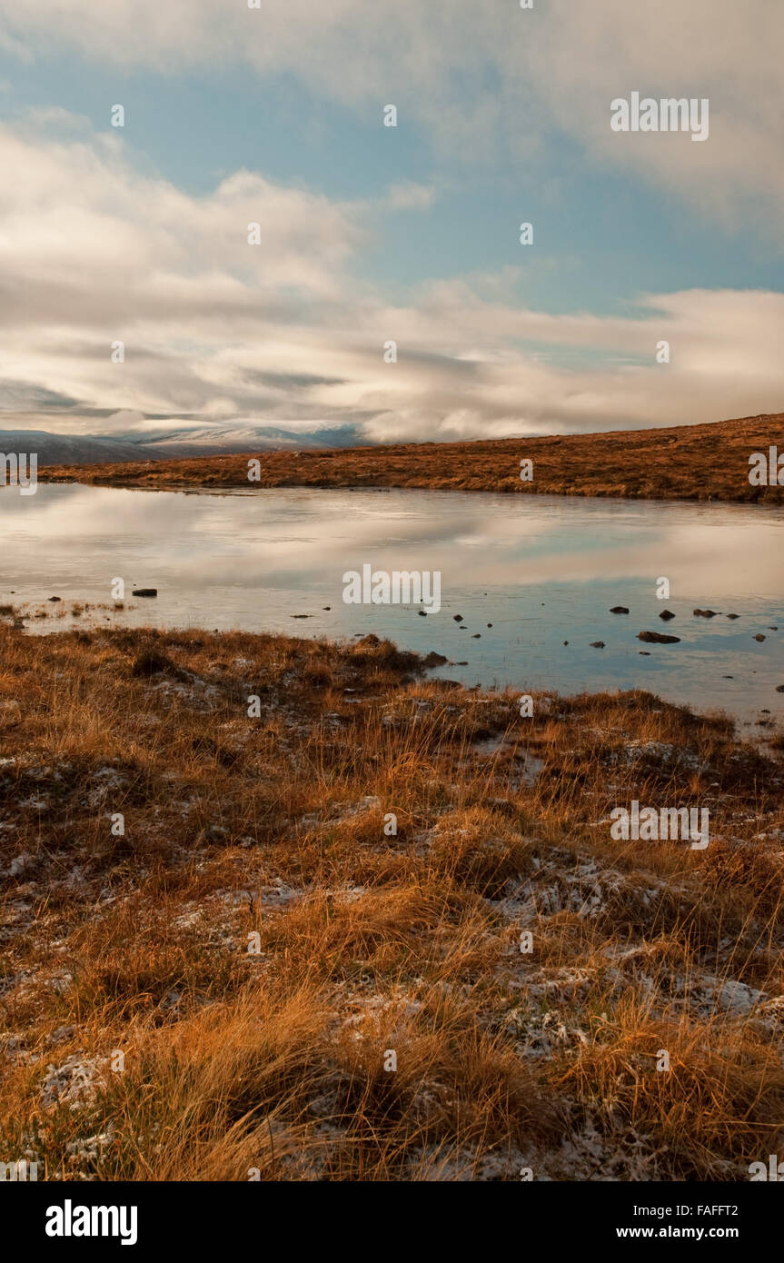 Reflexionen über Loch Staing Stockfoto