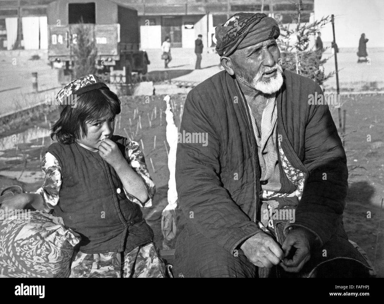 Ein Mann Mit Einem Kleinen Jungen in Taschkent in Usbekistan, Bezirkshandstempel, 1970er Jahre. Ein Mann mit einem kleinen Jungen in Taschkent in Usbekistan, Sowjetunion der 1970er Jahre. Stockfoto