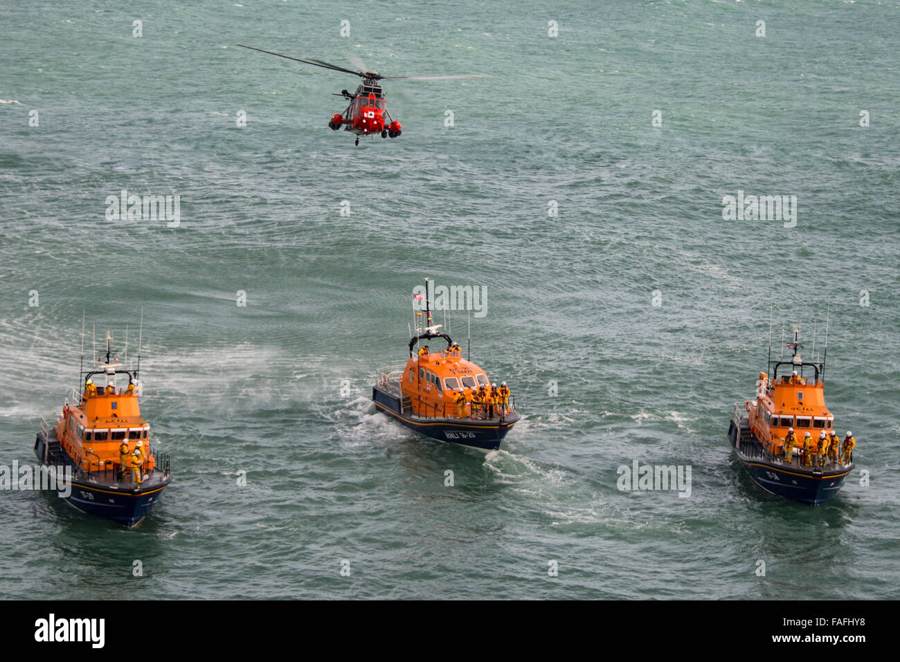 Rettungsboote, die Lizard, Falmouth & Penlee Rettungsboote und 771 Squadron vor der Rettungsbootstation in Kilcobben Cove. Das ist vielleicht das letzte Mal, dass die Besatzungen mit den Such- und Rettungsmannschaften der 771. RNAS Culdrose trainieren. Cornwall UK 29-12-2015 Credit: kathleen White/Alamy Live News Stockfoto