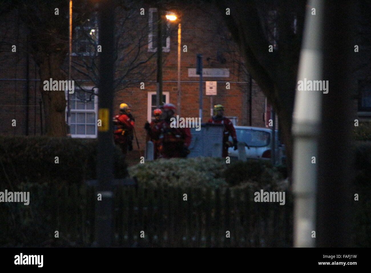 York, UK. 28. Dezember 2015. Rettungskräfte einschließlich der Armee weiter gehen von Tür zu Tür, um Opfer zu retten, in Flut betroffenen York, UK am Abend. Bildnachweis: Torie Adams-Szulc/Alamy Live-Nachrichten Stockfoto