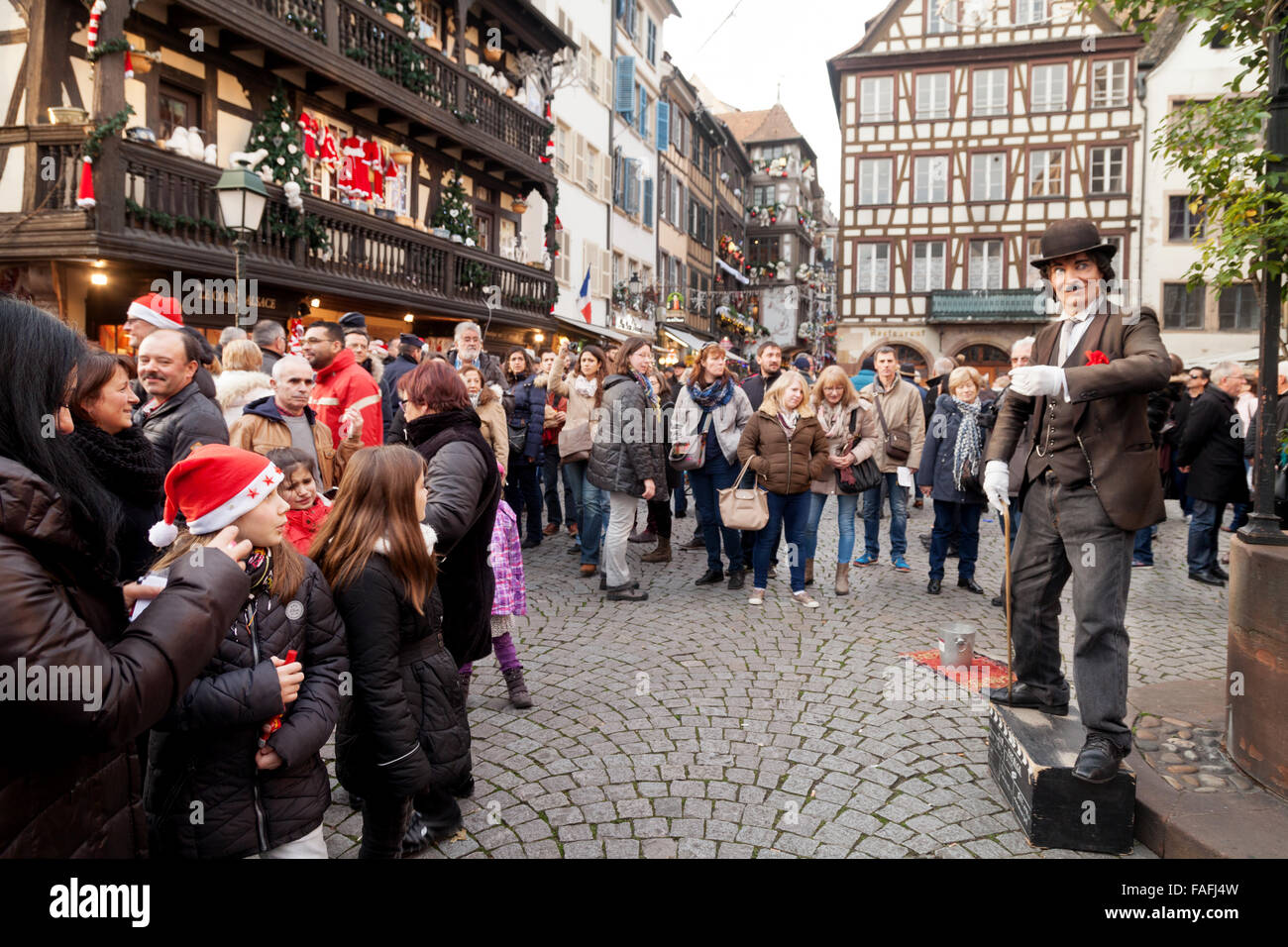 Ein Charlie Chaplin-Imitator, Straße Entertainer, zieht eine Menge, die Altstadt von Straßburg, Elsass Frankreich Europa Stockfoto