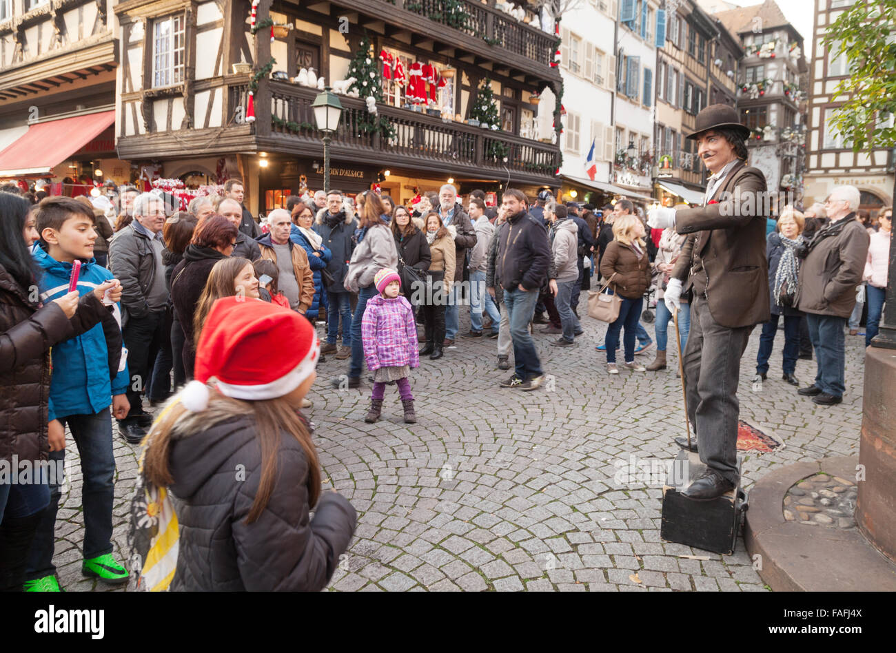 Eine Straße Entertainer, Charlie Chaplin Doppelgänger, zieht eine Menge, die Altstadt von Straßburg, Elsass Frankreich Europa Stockfoto