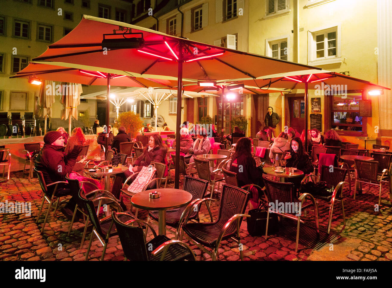 Leute sitzen im Freien in einem Café bei Nacht, Place du Marche Gayot, Altstadt von Straßburg, Elsass, Frankreich Europa (siehe auch FAFJ5C) Stockfoto