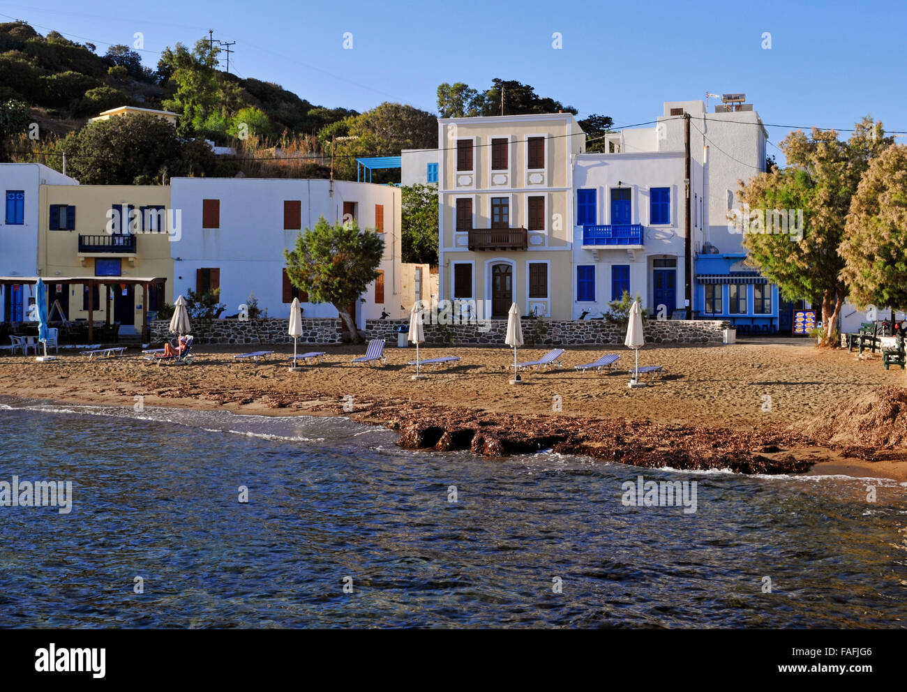 Strand und Häuser in Mandraki, Nisyros Insel, Griechenland Stockfoto