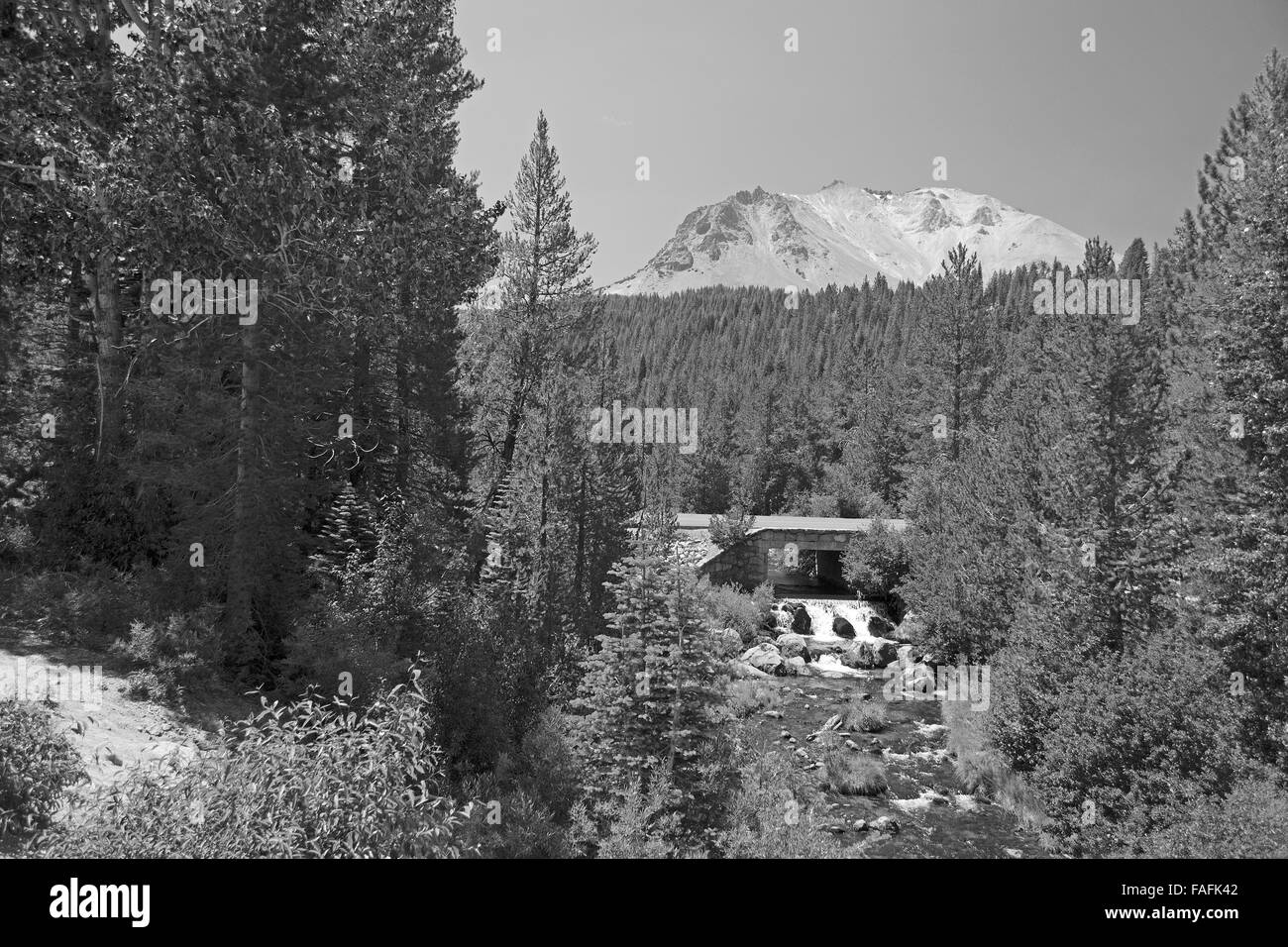 Lassen Peak, auch bekannt als Mount Lassen, ist der südlichste aktive Vulkan in der Kaskadenkette. Das Hotel liegt in der Shasta Kaskade Stockfoto