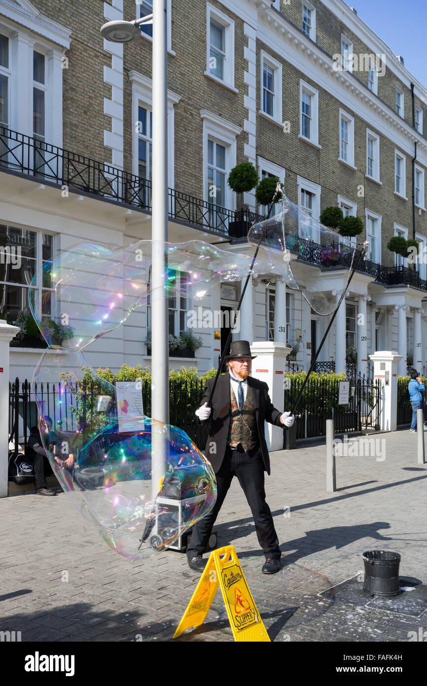 Mann, die Schaffung von großen Luftblasen in Thurloe Place London Stockfoto