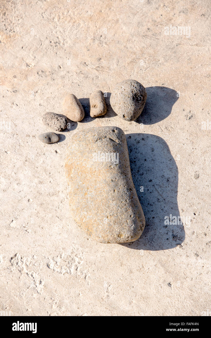 Einen einzigen Fuß aus großen und kleinen Steinen hergestellt Stockfoto