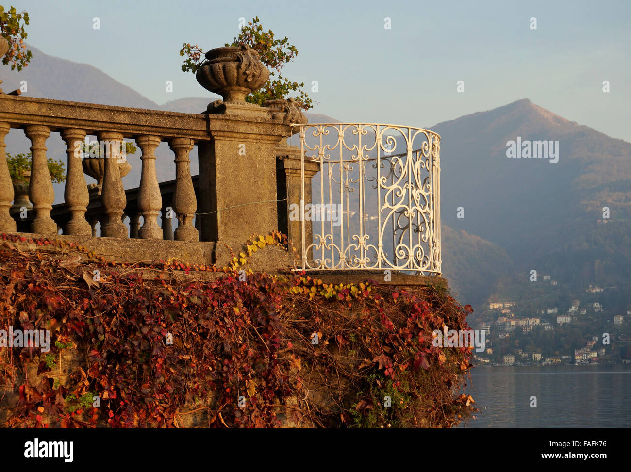 Terrasse im Garten einer Villa am Ufer des Comer See, Italien Stockfoto