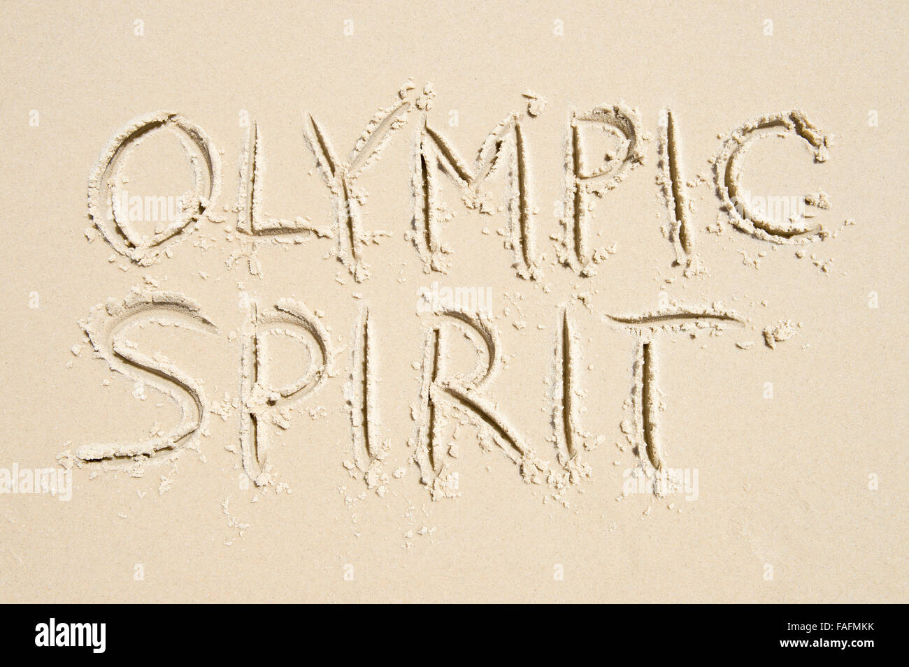 RIO DE JANEIRO, Brasilien - 20. März 2015: Einfache Olympischen Geist Botschaft handschriftlich in sauberen Text auf glatte Sandstrand. Stockfoto