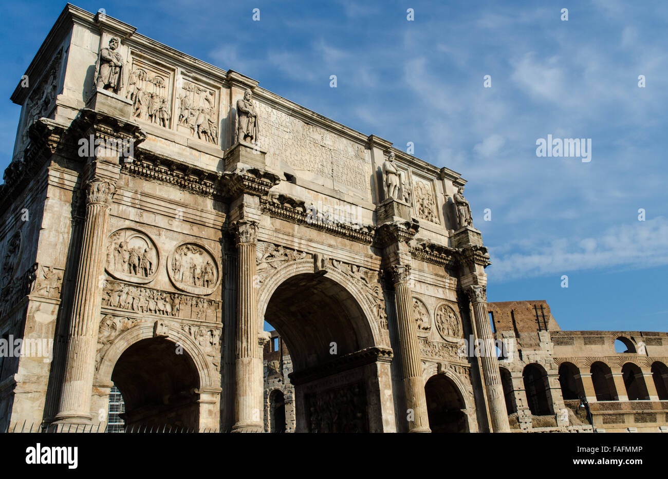 Der Triumphbogen des Konstantin ist ein Triumphbogen in Rom, befindet sich zwischen dem Kolosseum und Palatin. Stockfoto