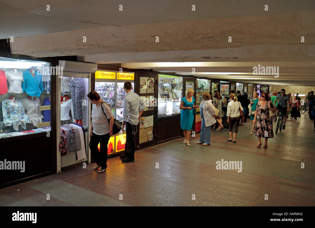 Geschäfte in einer unterirdischen Gängen zwischen den Metro-Linien/Kreuzungen in Moskau, Russland. Stockfoto