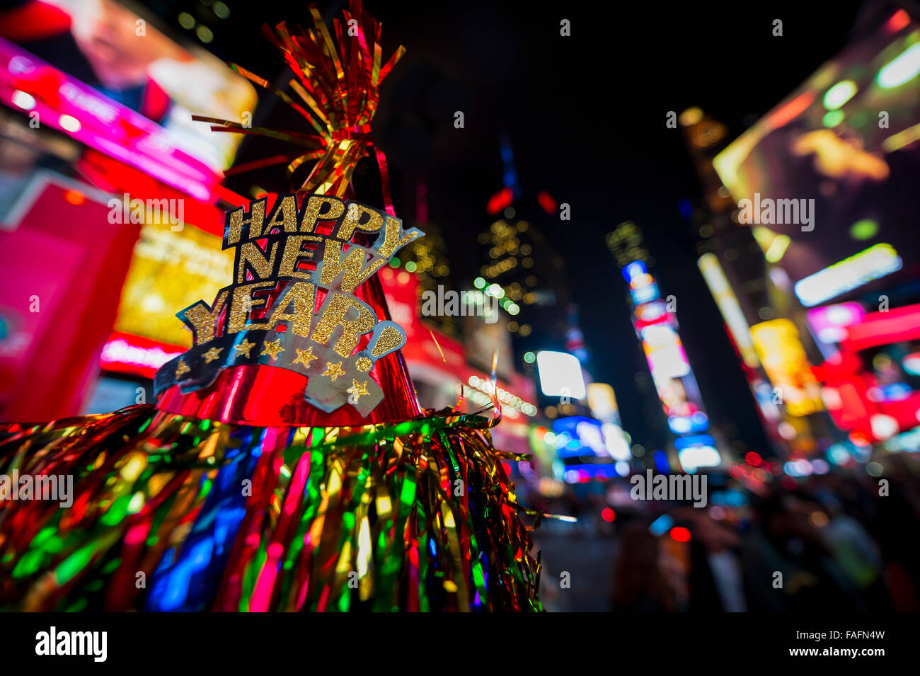 Glückliches Neujahr Hut mit bunter Dekoration im Times Square New York City Stockfoto