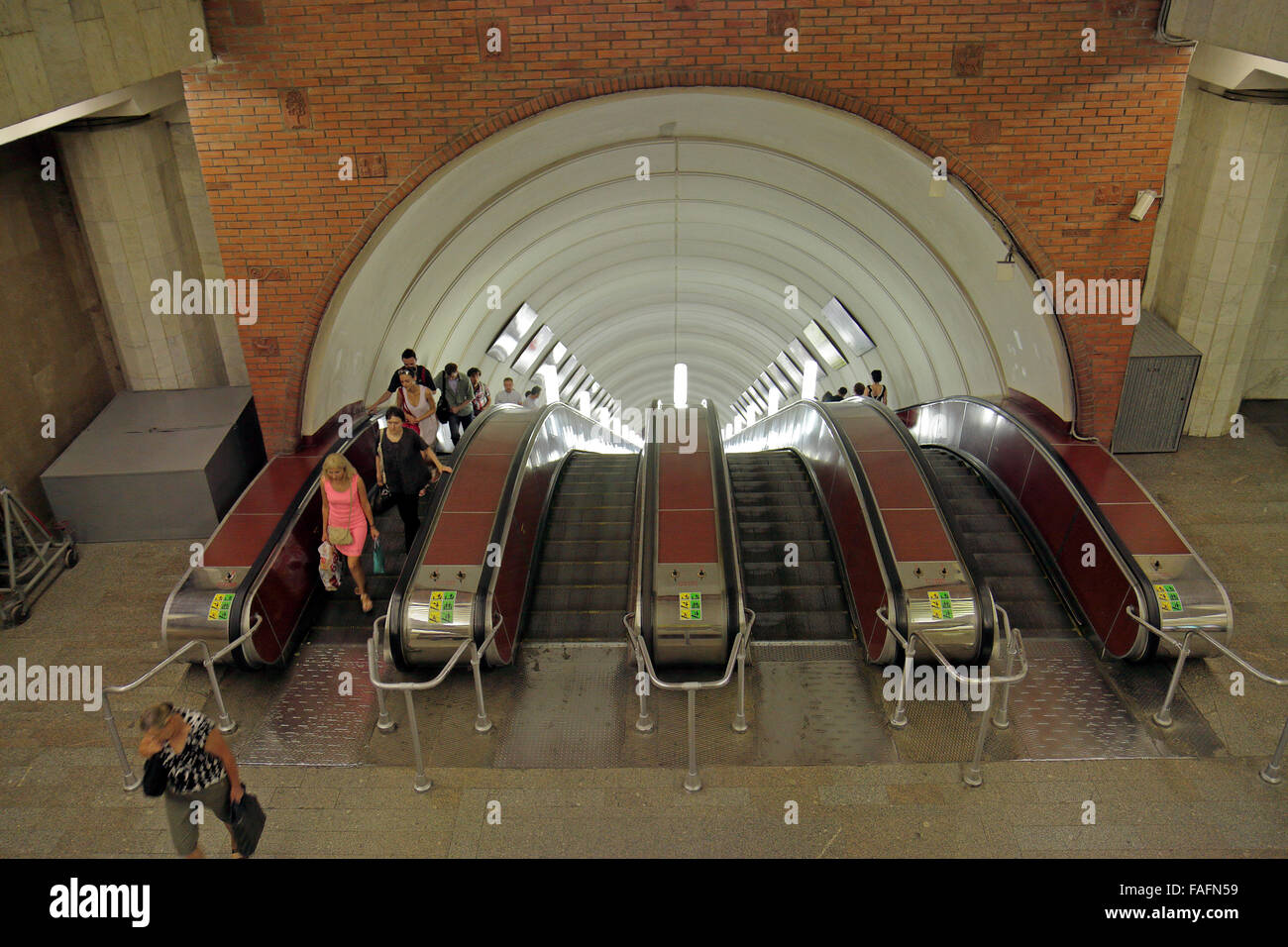 Oben auf den Rolltreppen in einem Stadt-Center u-Bahnstation auf die Moskauer Metro, Moskau, Russland. Stockfoto