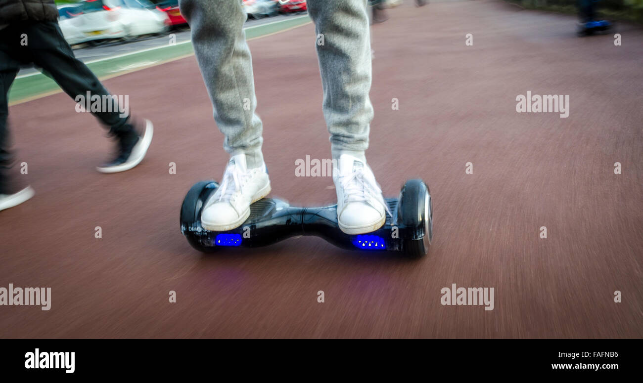 Person Reiten ein HoverBoard an einem öffentlichen Fußweg sind sie jetzt an allen öffentlichen Orten in Großbritannien verboten Stockfoto