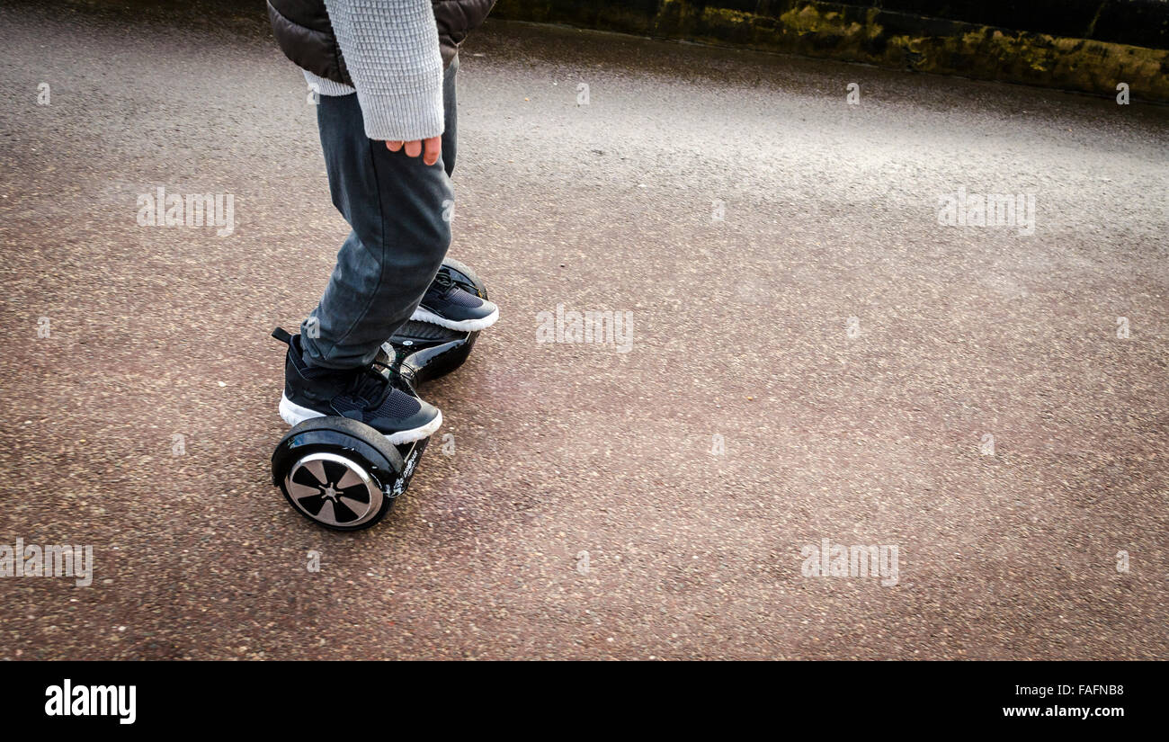 Person Reiten ein HoverBoard an einem öffentlichen Fußweg sind sie jetzt an allen öffentlichen Orten in Großbritannien verboten Stockfoto