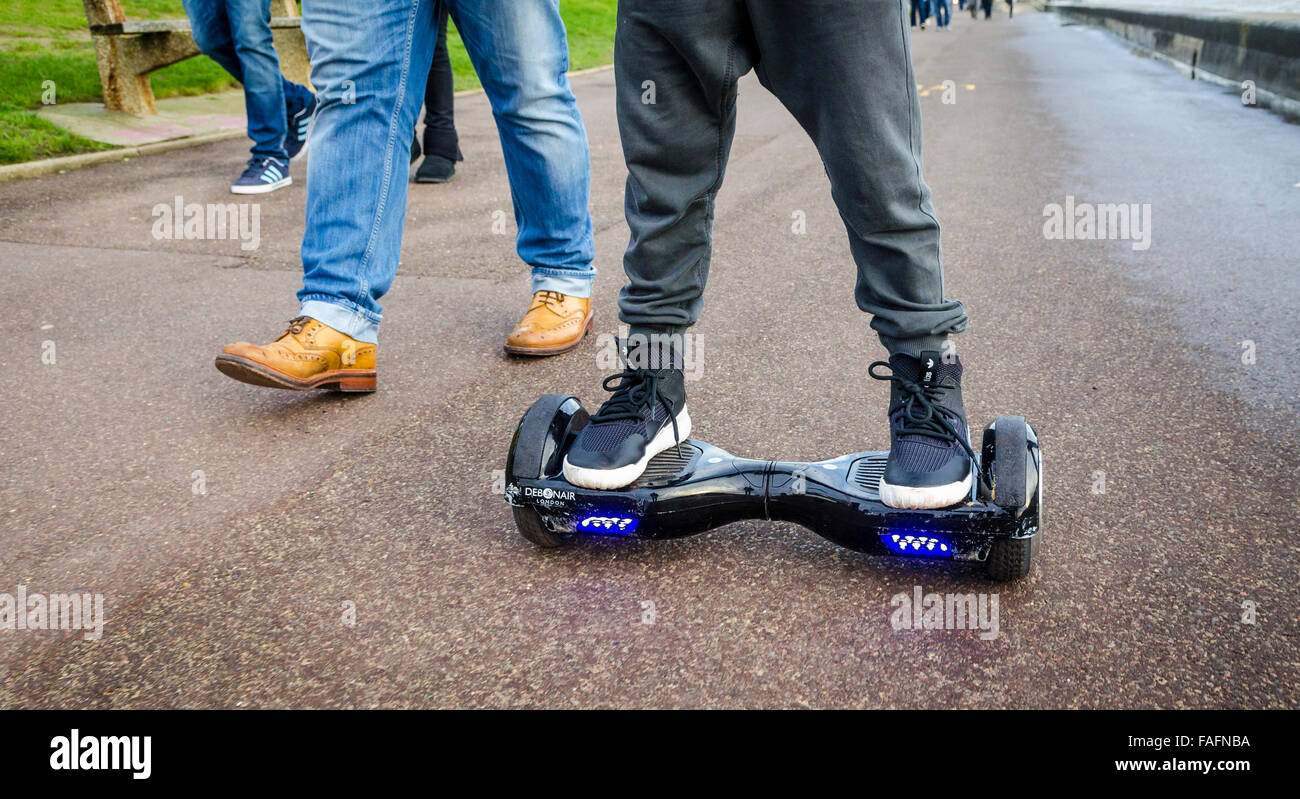 Person Reiten ein HoverBoard an einem öffentlichen Fußweg sind sie jetzt an allen öffentlichen Orten in Großbritannien verboten Stockfoto