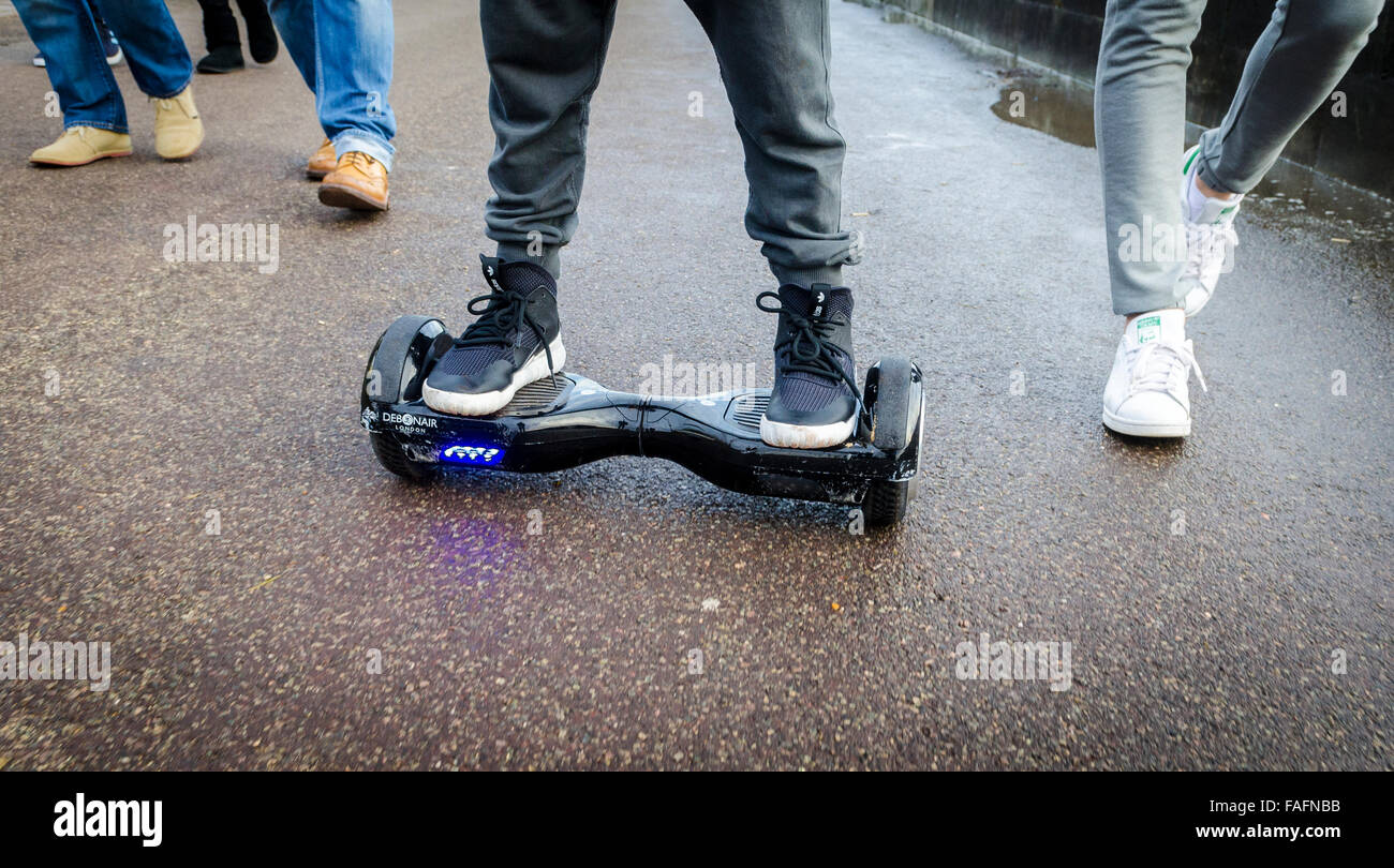 Person Reiten ein HoverBoard an einem öffentlichen Fußweg sind sie jetzt an allen öffentlichen Orten in Großbritannien verboten Stockfoto