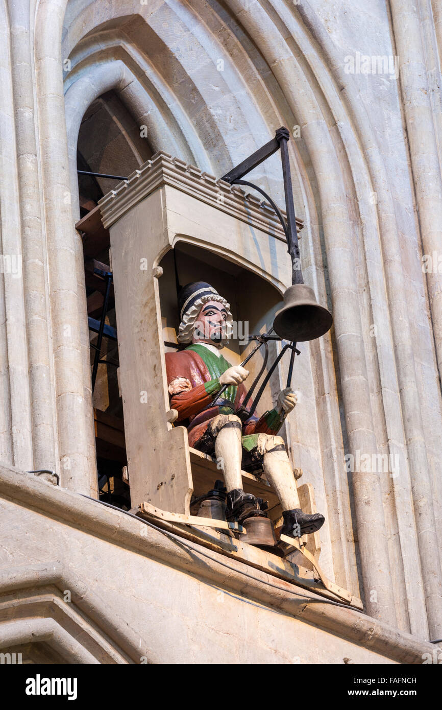 Jack Blandiver schlägt Glocken mit seinen Händen & Füße Teil des späten 14. C astronomische Uhr in der Kathedrale von Wells, Somerset UK Stockfoto