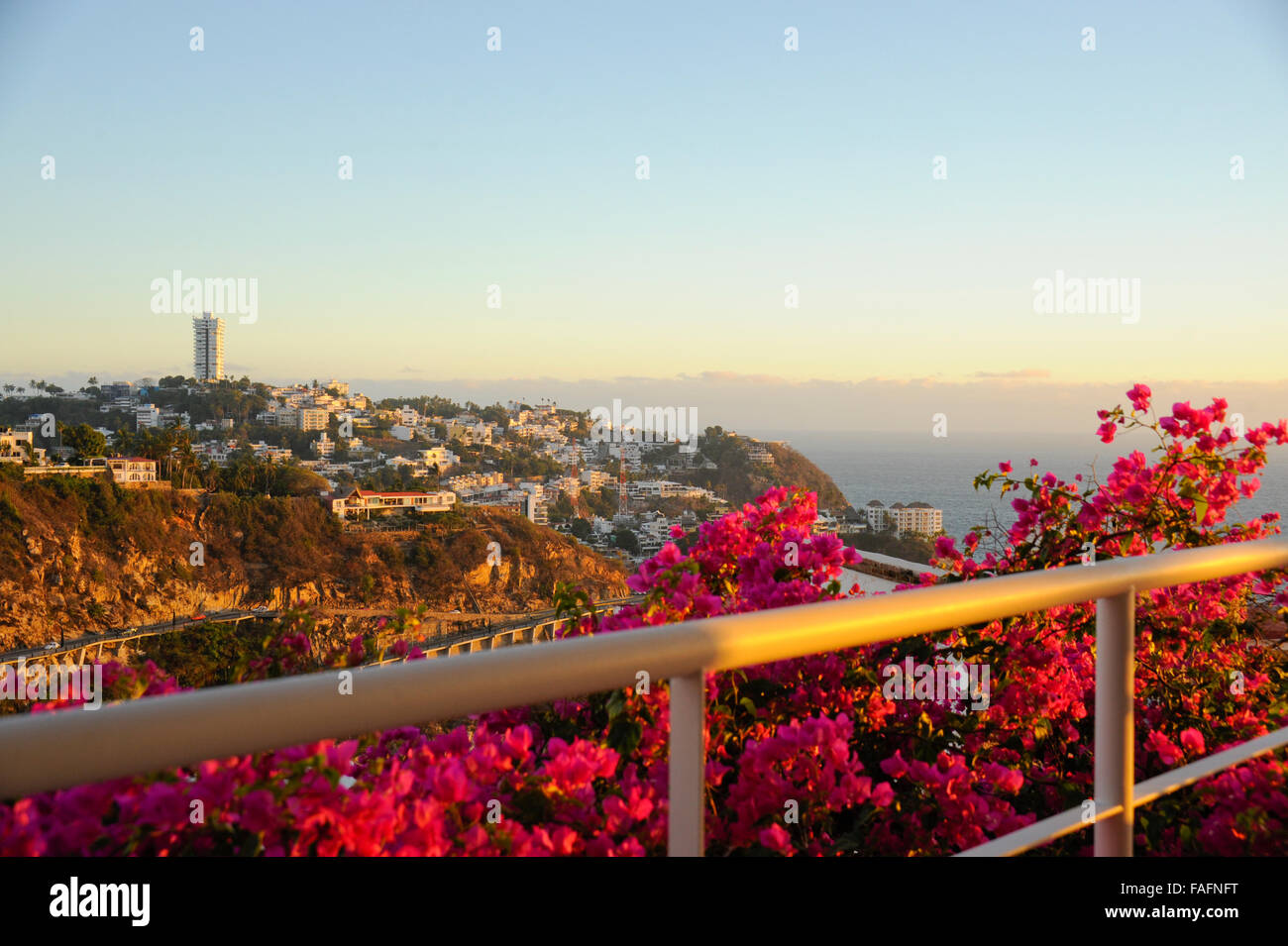 Blick auf die Quebrada Abschnitt der alten Acapulco, Mexiko. Blick auf den Pazifischen Ozean Stockfoto