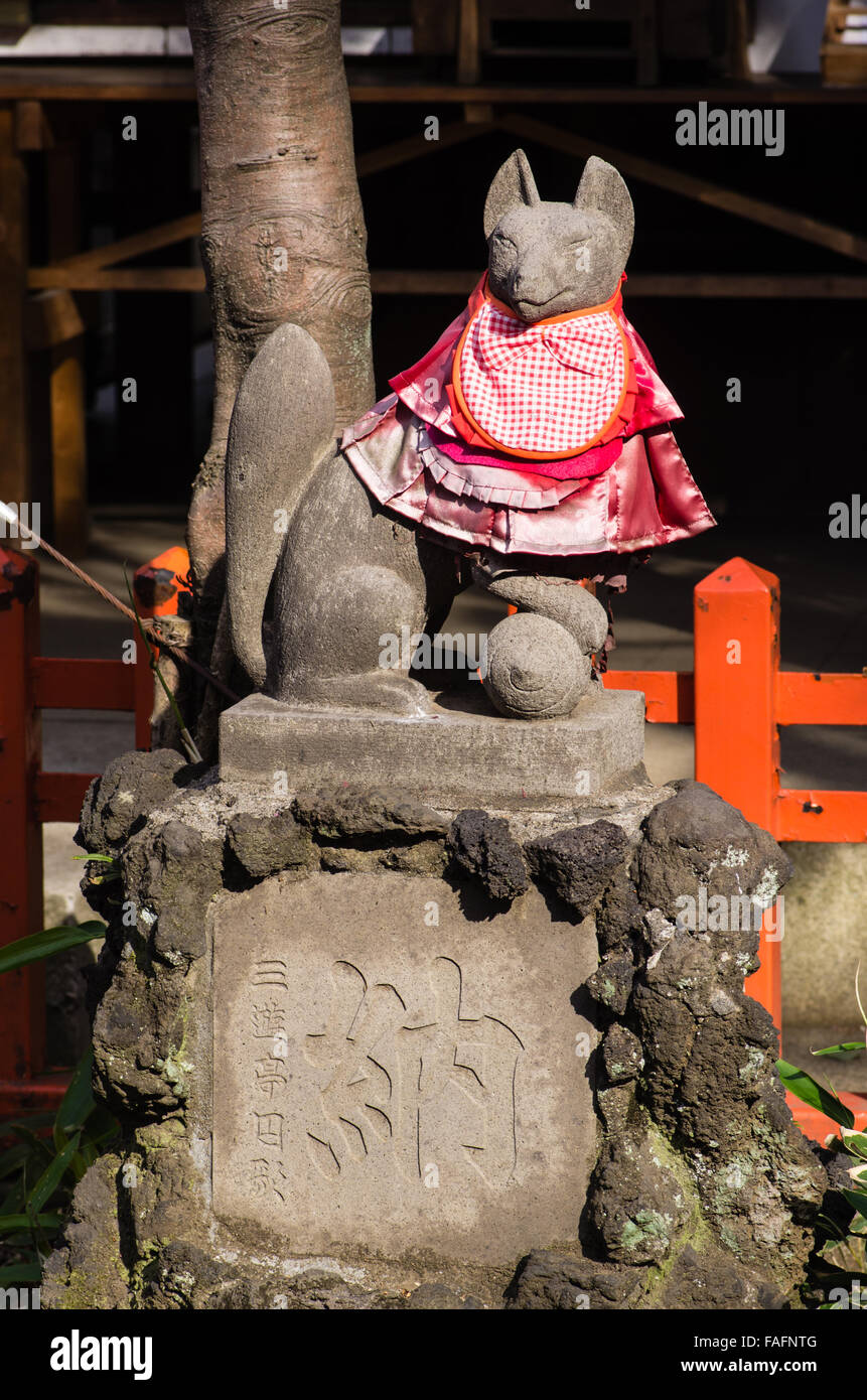 Inari-Fuchs-Statue im Gojoten-Schrein in Ueno-Park, Tokio Stockfoto