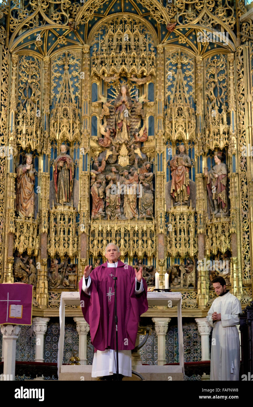 Alten Priester feiert die katholische Messe Stockfoto