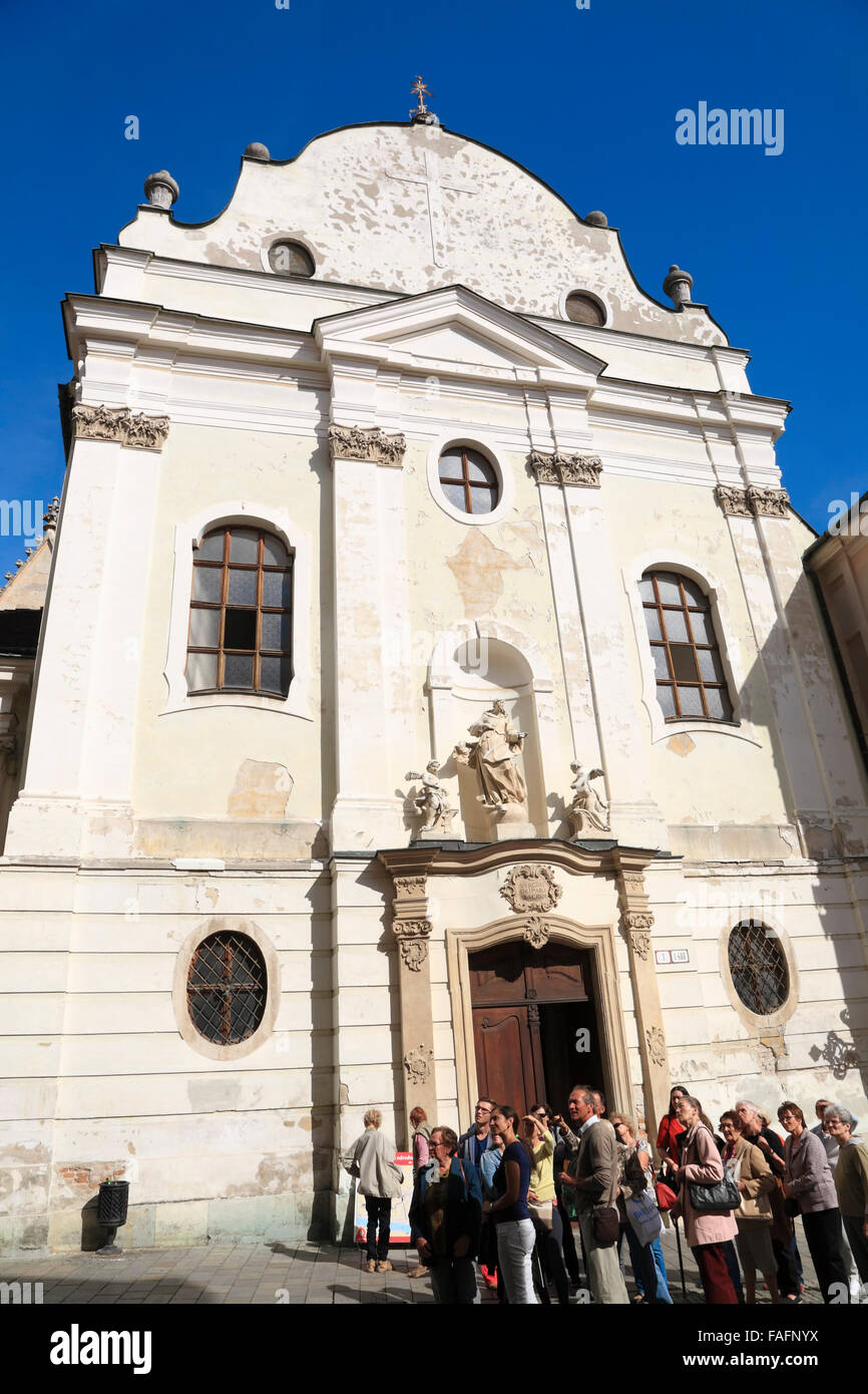 Geführte Rundfahrt vor Franciskaner Kirche, Bratislava, Slowakei, Europa Stockfoto