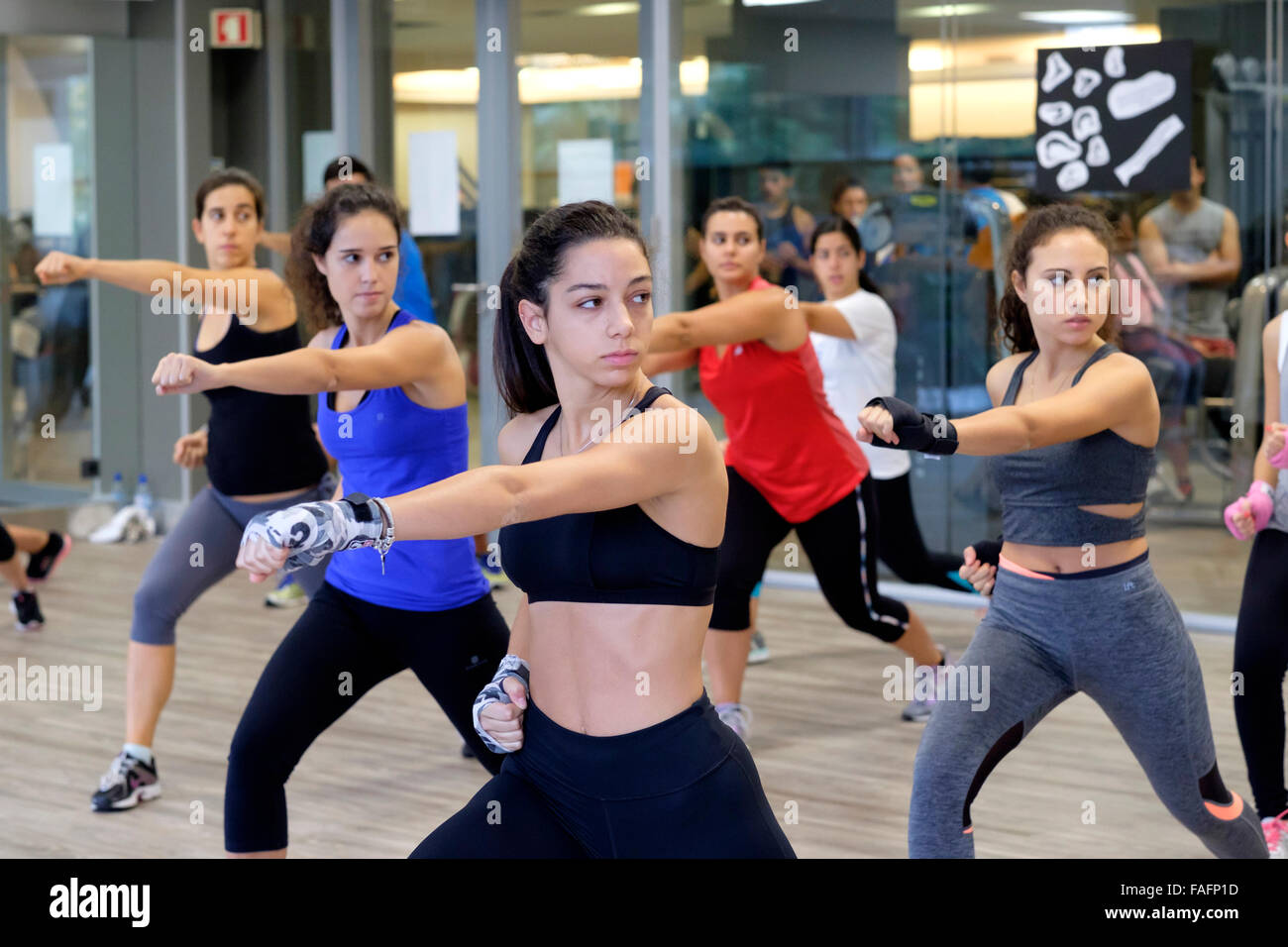 Junge Frauen im Körper bekämpfen Fitness-Klasse in der Turnhalle Stockfoto