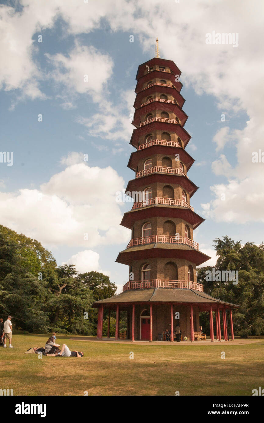 Bunter Blick auf die japanische Pagode in Kew Gardens, London, UK mit Menschen genießen die Sonne Stockfoto