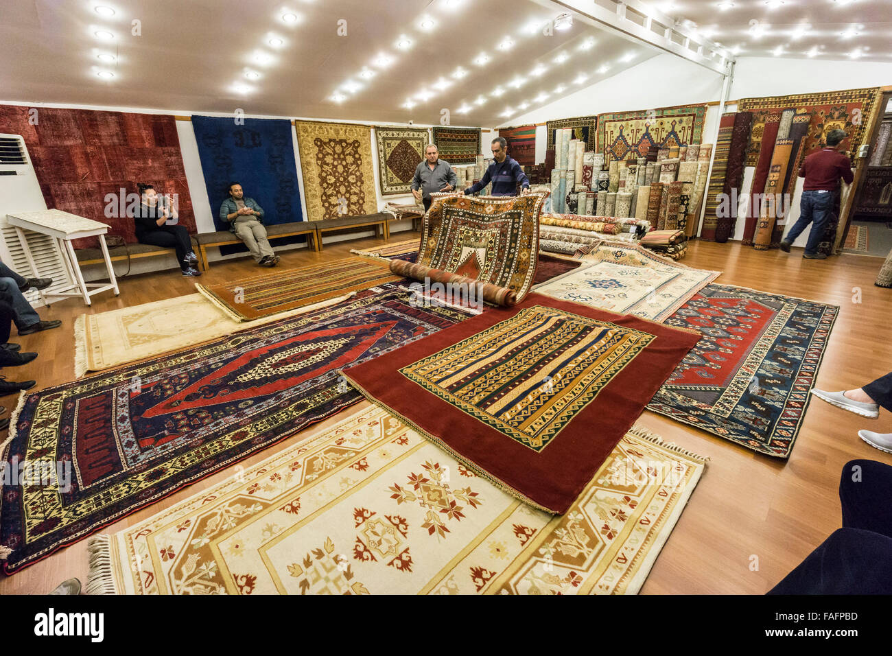 Turkish carpet salesman -Fotos und -Bildmaterial in hoher Auflösung – Alamy