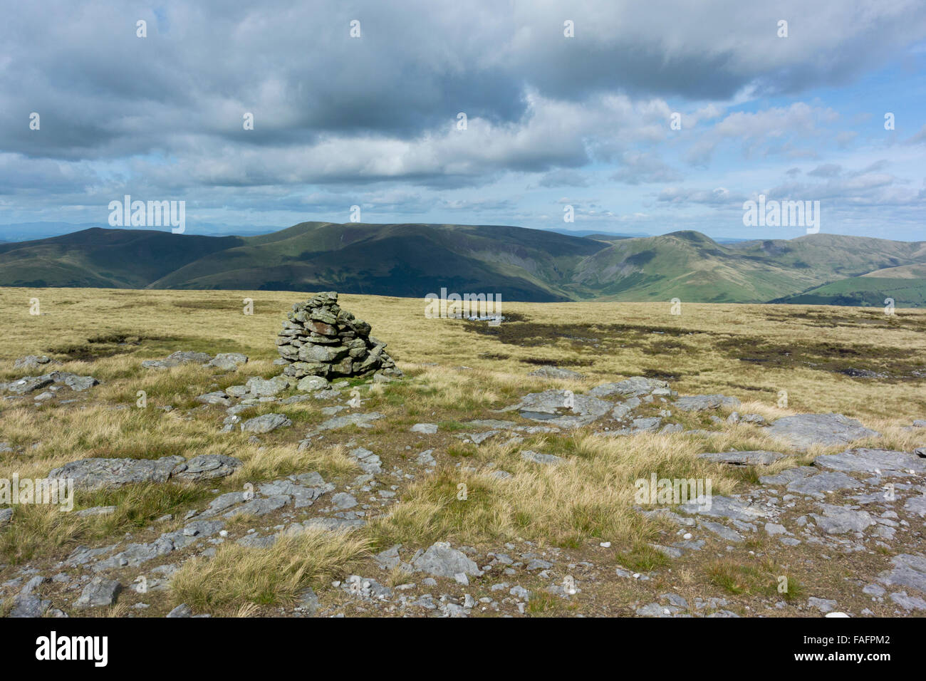 Stone Cairns an der Oberseite Baugh fiel am Rande des Howgill Fells, gerade innerhalb der Yorkshire Dales National Park, UK. Stockfoto