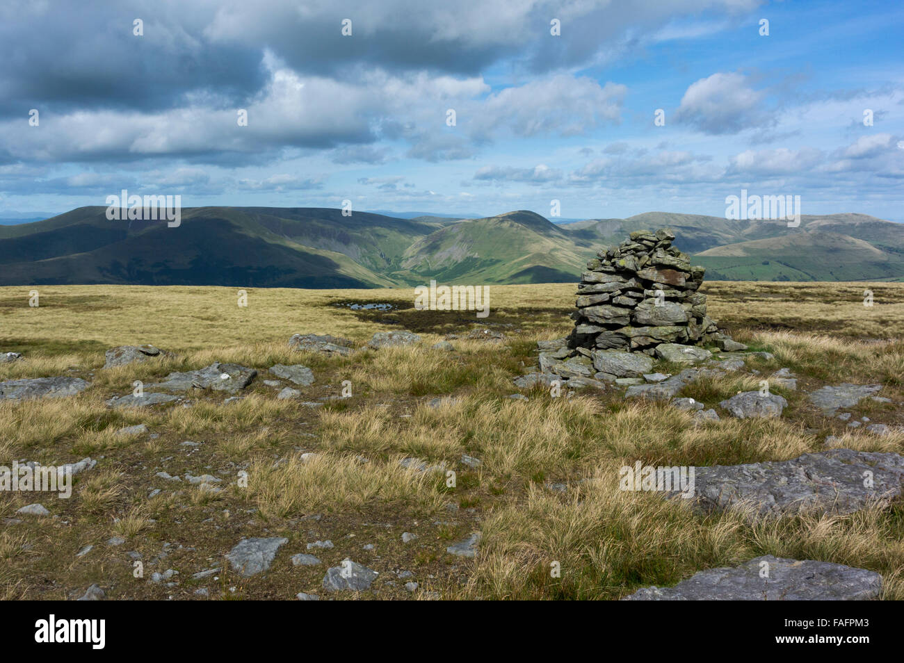 Stone Cairns an der Oberseite Baugh fiel am Rande des Howgill Fells, gerade innerhalb der Yorkshire Dales National Park, UK. Stockfoto