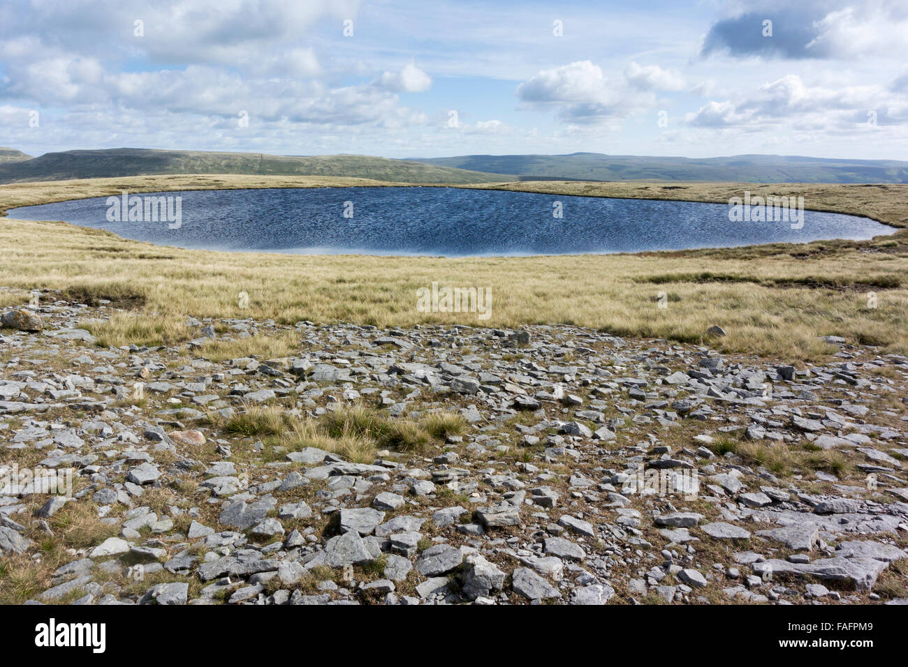 Tarn auf Baugh fiel am Easterne Rand des Howgill Fells, Cumbria. Stockfoto