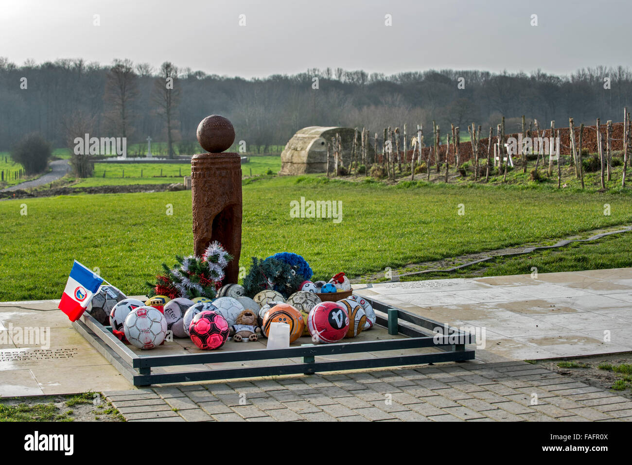 WW1 Denkmal für Weihnachten Waffenstillstand Fußballspiel gespielt zwischen englischen und deutschen Truppen am Ploegsteert, West-Flandern, Belgien Stockfoto