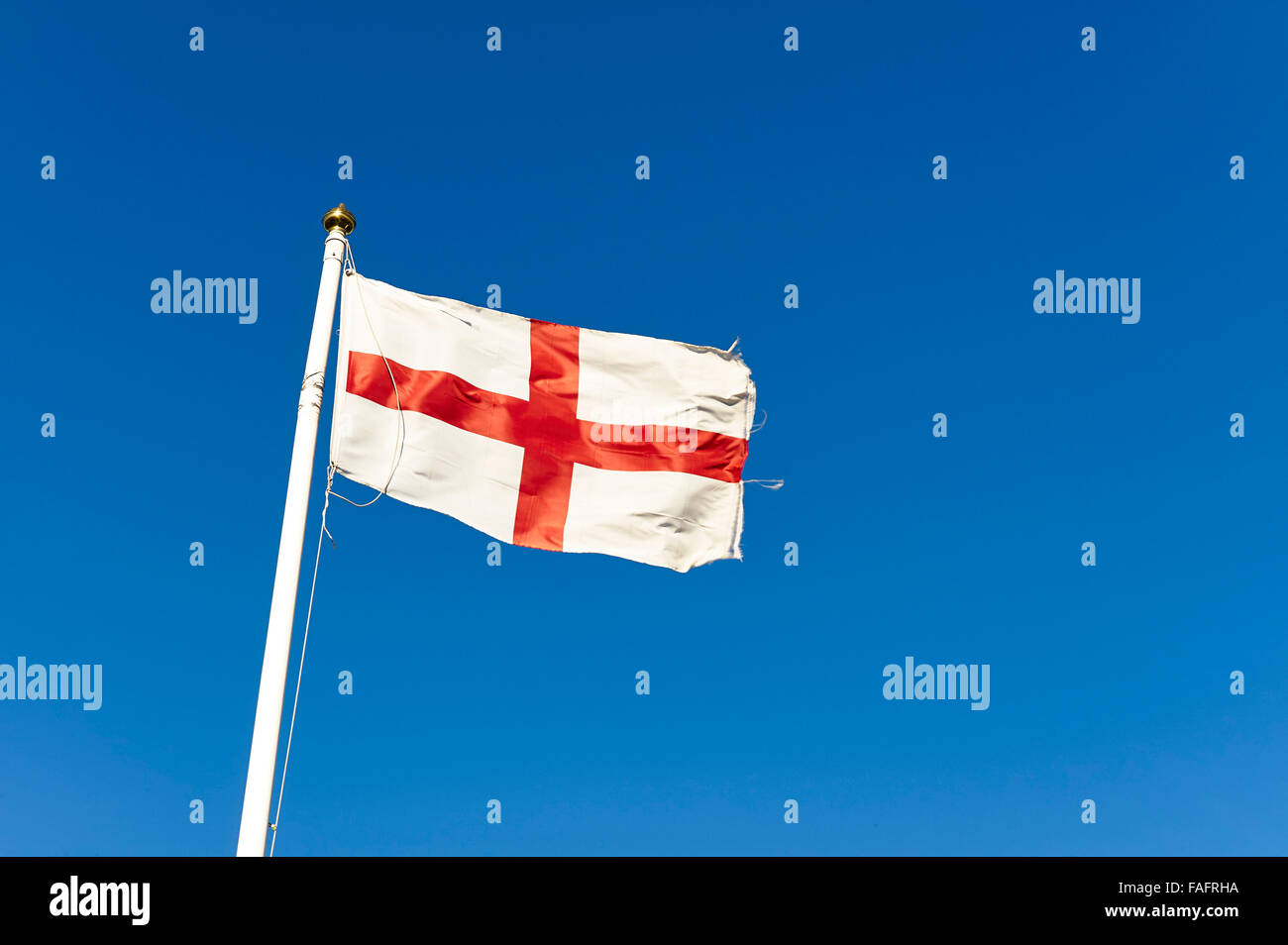 St George Flagge am Fahnenmast Stockfoto