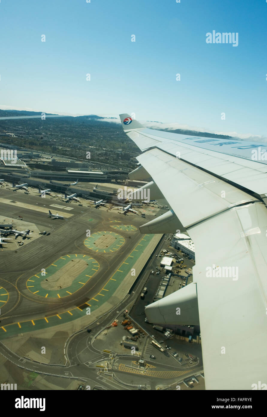 Aerial Flugzeugflügel über chinesischen Flughafen Stockfoto