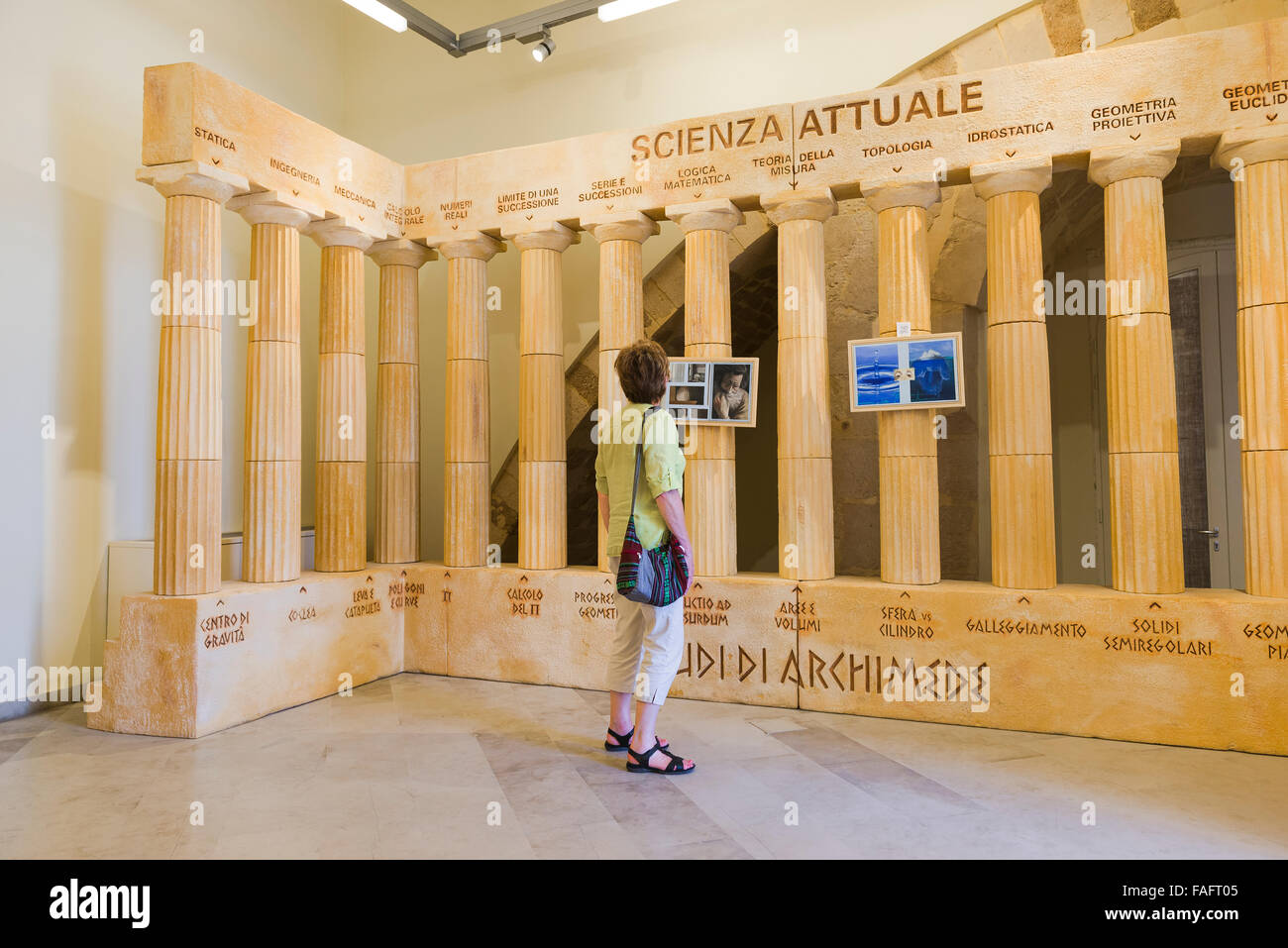 Frau Museum, Blick auf eine Frau, die in der 'Temple Hall" in der Arkimedeion, ein Museum für die Erfindungen des Archimedes von Syrakus, Sizilien gewidmet. Stockfoto