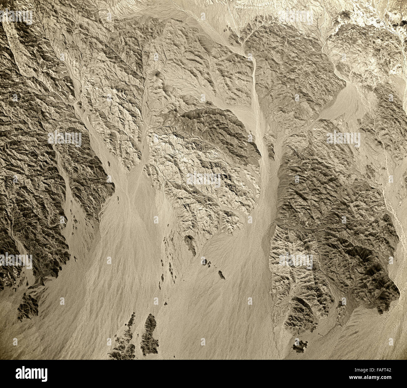 historische Luftaufnahme der Wüste und die Berge östlich von Salton Sea, Imperial County, Kalifornien, 1954 Stockfoto