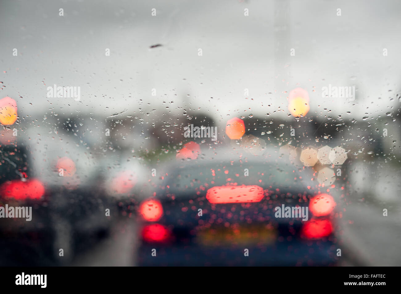 tristen nassen Hauptverkehrszeit Reise Stillstand auf Autobahn Wagen stationär Wagen LKW mit Rückleuchten hintere Bremse geringe Sichtbarkeit Stockfoto