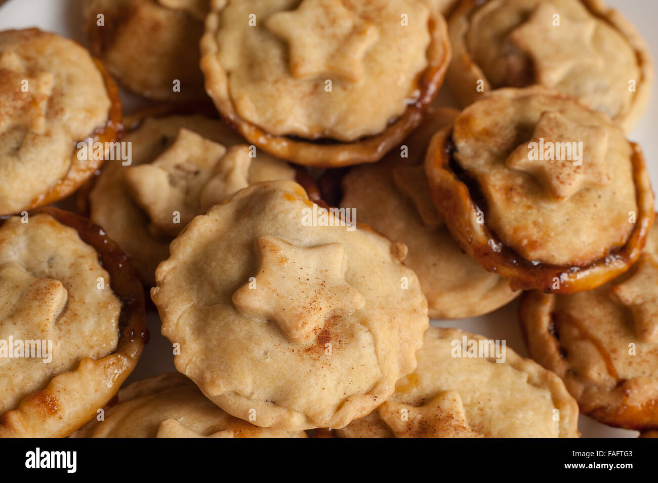 frisch gebackene hausgemachte fruchtige Mince Pies Kochen abkühlen Stockfoto