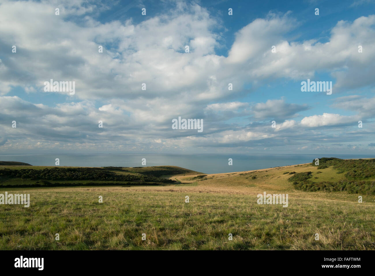 Dramatische Wolken über den Blick über Downland, Messing-Punkt und das Meer entlang der sieben Schwestern in Sussex 5 Rücken Stockfoto